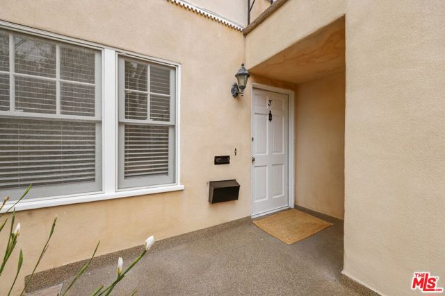 817 6th Street, Santa Monica CA: https://media.crmls.org/mediaz/32d0e14d-c38f-4d24-8ca3-25b86aadf302.jpg