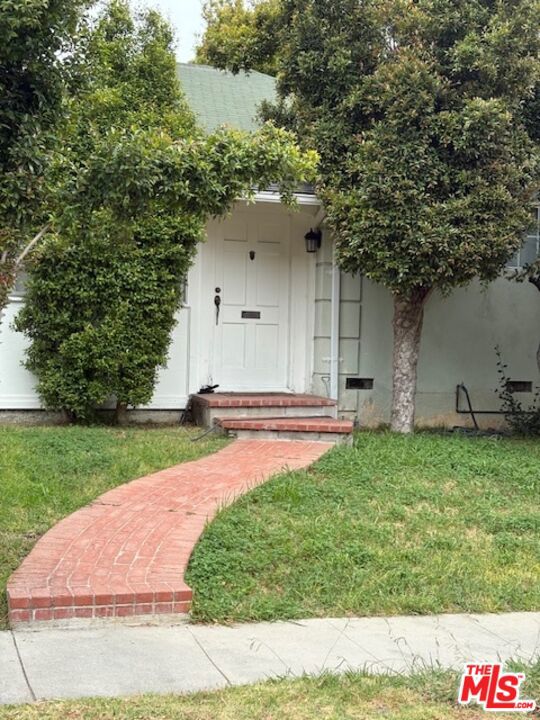 1301 Stanford St, Santa Monica CA: https://media.crmls.org/mediaz/32d0f288-7680-4e73-871a-85eea8a8f88c.jpg