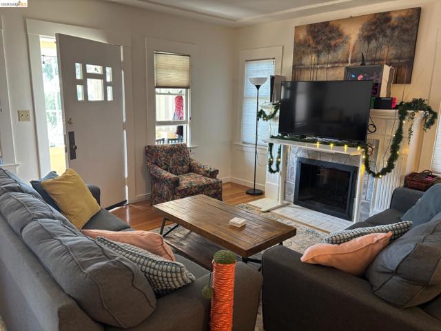 1024 Elsinore Ave, Oakland CA: https://media.crmls.org/mediaz/32d1d982-c53e-4529-8a14-07527df5d68f.jpg