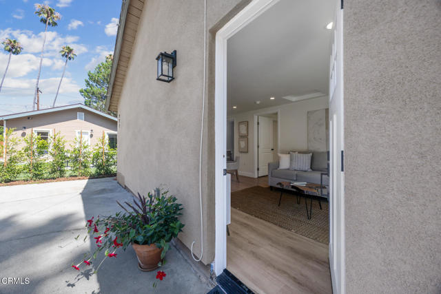 975 N Mentor Avenue, Pasadena CA: https://media.crmls.org/mediaz/32d250de-2d8f-419f-aafa-c9290388a968.jpg