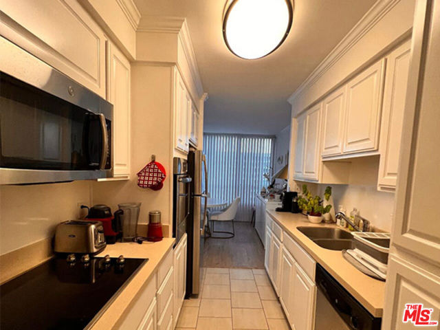 2800 Neilson Way, Santa Monica CA: https://media.crmls.org/mediaz/32d2d62a-7d8d-4bab-82ab-a9b26701a37b.jpg