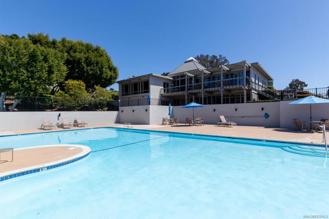 2071 Caminito Circulo Norte, La Jolla CA: https://media.crmls.org/mediaz/32d3128e-ac84-4bc6-b9ca-bb841f6c696f.jpg