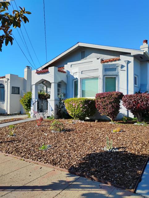 2621 66th Avenue, Oakland CA: https://media.crmls.org/mediaz/32d32f5a-cd8f-43d4-b832-e0c5c2ebf594.jpg