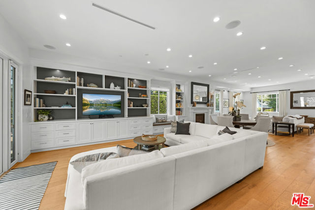 4943 Stern Avenue, Sherman Oaks CA: https://media.crmls.org/mediaz/32d4f7d3-2898-4e40-acf5-44d2e0d644ba.jpg