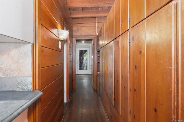 415 W Nutmeg St, San Diego CA: https://media.crmls.org/mediaz/32d50dd1-2a05-44a2-9dfe-9ed98d45fa00.jpg