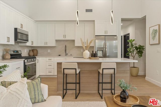 5530 Geer Avenue, Los Angeles CA: https://media.crmls.org/mediaz/32d51f04-e466-492a-94f0-fcd3b4c80ea9.jpg