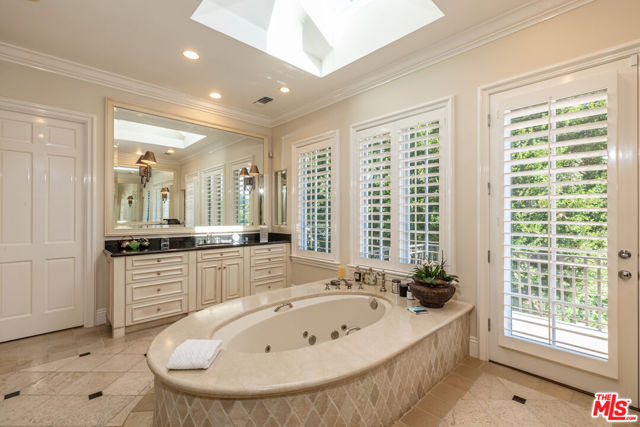 5200 Encino Avenue, Encino CA: https://media.crmls.org/mediaz/32d5ede1-6236-4f7b-ba8d-e962b2fef91e.jpg