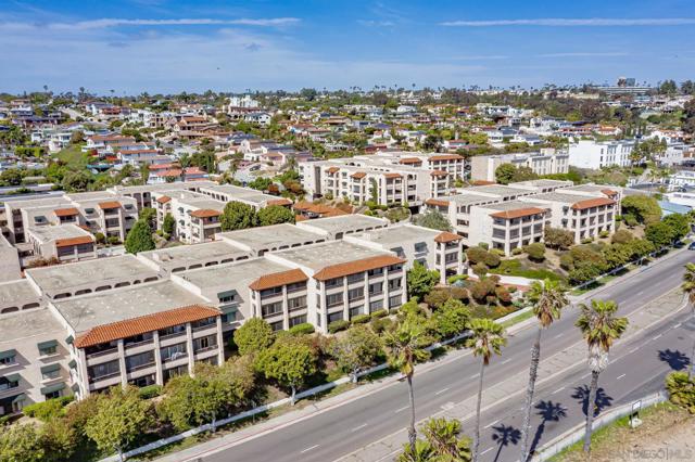 2540 Clairemont Dr, San Diego CA: https://media.crmls.org/mediaz/32d5f22c-d4e1-44c4-a106-4c89b8a42d24.jpg