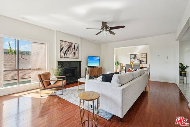 1209 Amherst Avenue, Los Angeles CA: https://media.crmls.org/mediaz/32d64410-265a-4044-81c7-f3de810a5a46.jpg