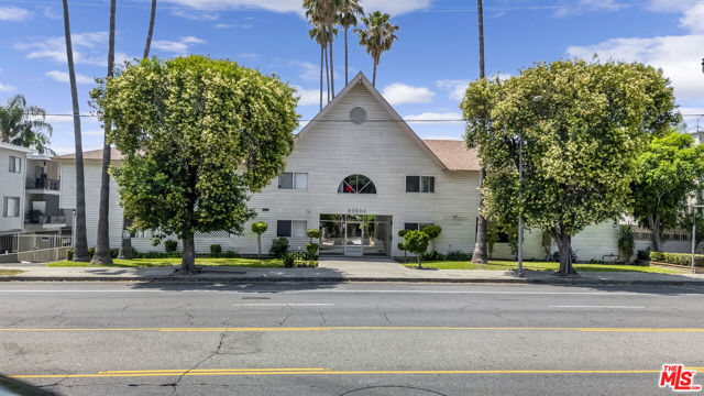 20234 Roscoe Boulevard, Winnetka CA: https://media.crmls.org/mediaz/32d671fc-3aa4-4620-8cf0-2bec28a977bf.jpg