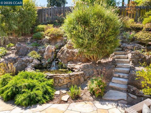 1555 Pebblebrook Ct, Walnut Creek CA: https://media.crmls.org/mediaz/32d769d7-eeb3-4a31-a856-f63a0c2b70bd.jpg