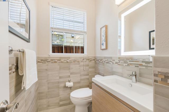 5373 Shamrock Cmn, Fremont CA: https://media.crmls.org/mediaz/32d8853b-b5f6-4d36-8d77-b382358cada1.jpg