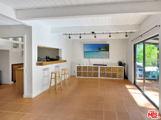 22012 Topanga School Road, Topanga CA: https://media.crmls.org/mediaz/32da04a3-064c-4199-9e49-fa7b55883861.jpg