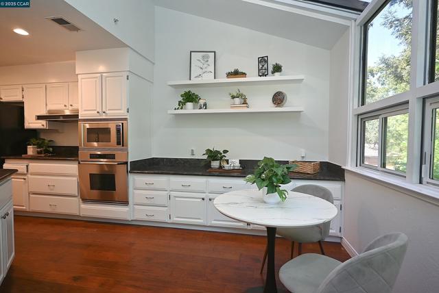3279 Mt Diablo Ct, Lafayette CA: https://media.crmls.org/mediaz/32db2cfd-9274-435f-a101-d3f1e200315d.jpg