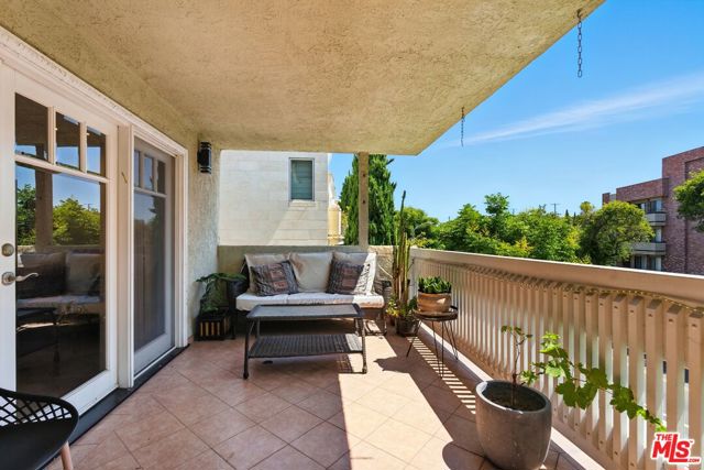 1310 Roxbury Drive, Los Angeles CA: https://media.crmls.org/mediaz/32db5867-aac5-4c0a-a300-ab79ecabc940.jpg