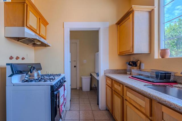 1437 25Th Ave, Oakland CA: https://media.crmls.org/mediaz/32db9be2-8092-4d66-a57c-9c7bb7a56cf7.jpg