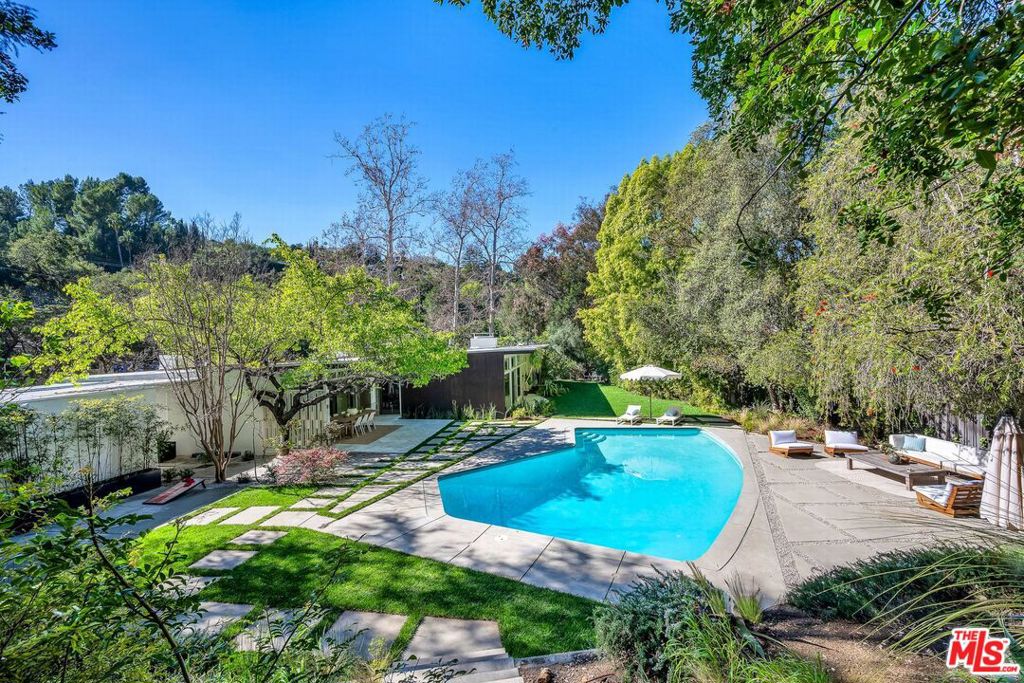 3700 Hayvenhurst Avenue