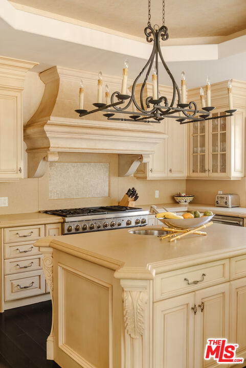 1202 San Vicente Boulevard, Santa Monica CA: https://media.crmls.org/mediaz/32dc6667-81e8-4e95-8762-a47626ca5204.jpg