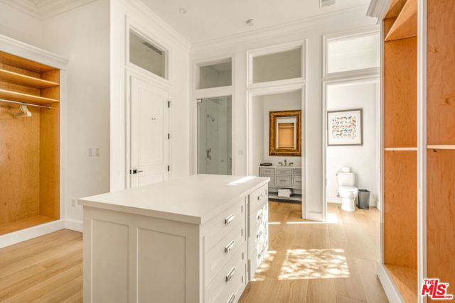 9669 Oak Pass Road, Beverly Hills CA: https://media.crmls.org/mediaz/32de59df-e099-4efc-8077-2fbc73e2977a.jpg