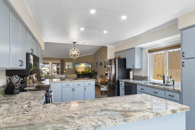 54660 Avenida Madero, La Quinta CA: https://media.crmls.org/mediaz/32dfc467-0510-4021-b63f-31caaea4dbf5.jpg