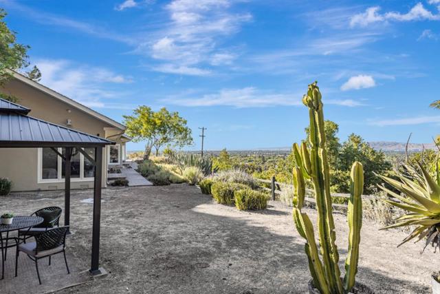 15010 Larga Vista Drive, Los Gatos CA: https://media.crmls.org/mediaz/32e0590e-e7e0-4296-89f3-cad9102dbc35.jpg