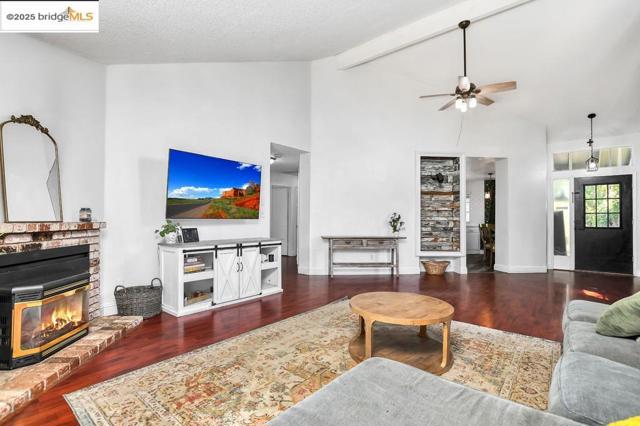 1359 Port Ct, Oakley CA: https://media.crmls.org/mediaz/32e1608c-d2b5-4dfa-9ab0-31e414a2adc5.jpg