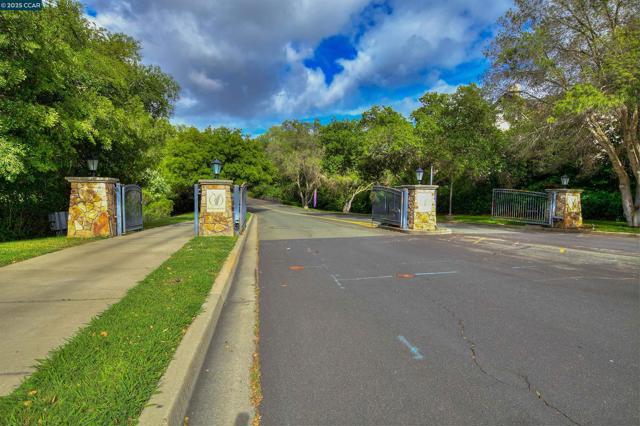 2927 Carlingford Ln, Vallejo CA: https://media.crmls.org/mediaz/32e18629-78ac-4bca-8f3f-9e7887152968.jpg