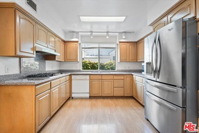 4210 Alcove Avenue, Studio City CA: https://media.crmls.org/mediaz/32e1a8a2-a19c-4a57-864a-5c4e0c965897.jpg