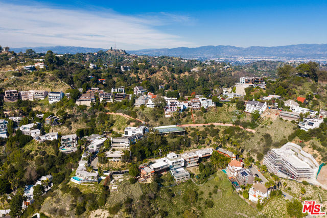 2004 Sunset Plaza Drive, Los Angeles CA: https://media.crmls.org/mediaz/32e1cb39-4d0f-4f65-95f6-8e7b6bfdea0d.jpg