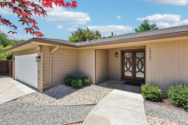 19927 Conrad Ct, Castro Valley CA: https://media.crmls.org/mediaz/32e2474c-4f85-4682-9a76-fe3a466c5a18.jpg