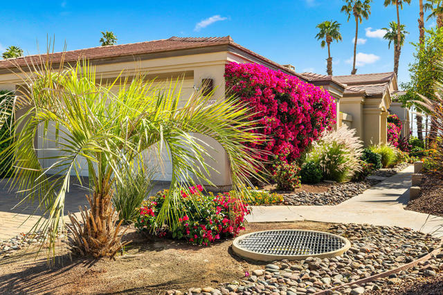38960 Gladiolus Lane, Palm Desert CA: https://media.crmls.org/mediaz/32e378d0-3c86-4ce4-aaed-f0521903b145.jpg