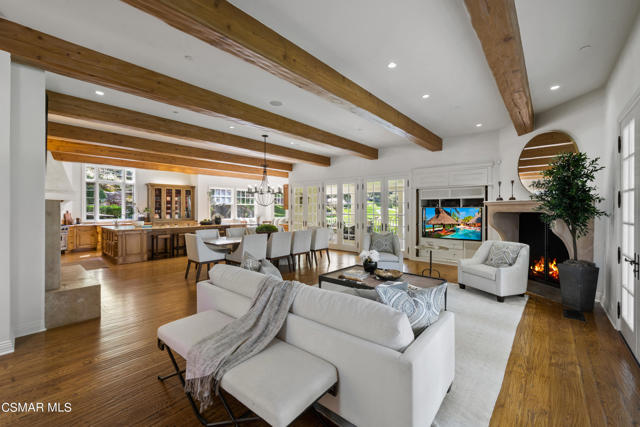 1464 Hidden Valley Road, Thousand Oaks CA: https://media.crmls.org/mediaz/32e37bb8-4d44-4994-8868-92bb9fef5c86.jpg