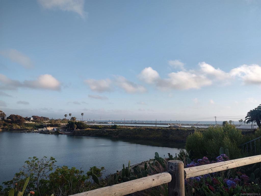https://media.crmls.org/mediaz/32e44687-b81e-4c84-9043-3559ce57e40d.jpg?preset=X-Large
