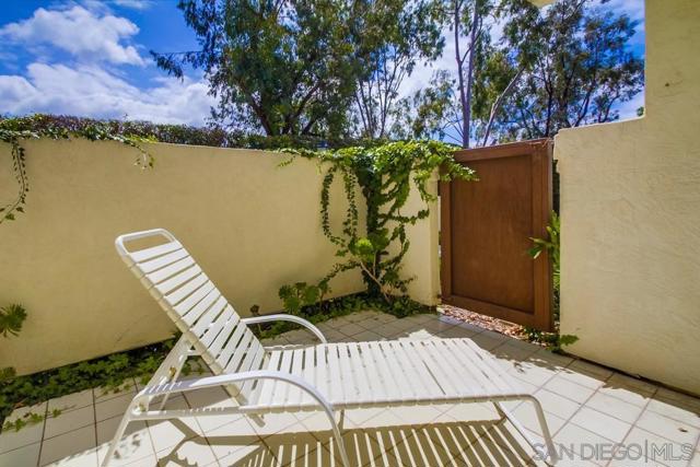 4175 Porte de Merano, San Diego CA: https://media.crmls.org/mediaz/32e4526b-ae52-41ed-b8f7-a5e649bbe77e.jpg