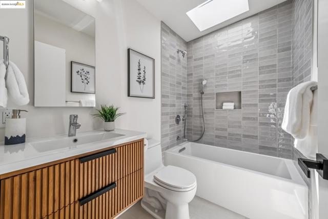 737 61st St, Oakland CA: https://media.crmls.org/mediaz/32e4bbaa-e976-4661-8740-cfe3adb8dd8b.jpg