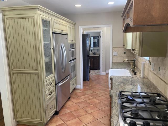 22007 Orange Ave, Castro Valley CA: https://media.crmls.org/mediaz/32e50699-14cf-472d-a494-323de6b60907.jpg