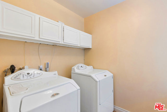 4236 Ensenada Drive, Woodland Hills CA: https://media.crmls.org/mediaz/32e581e1-6a95-4423-8752-96e8c1106bce.jpg