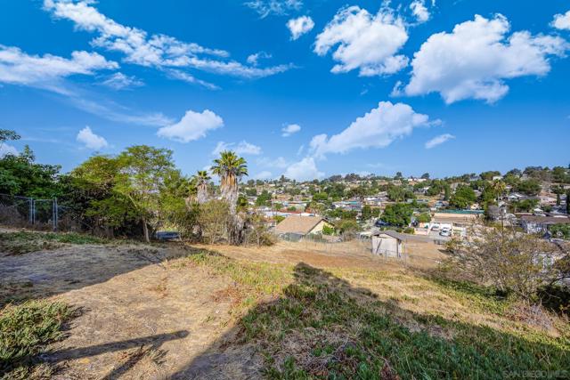 1180 Evelyn St, San Diego CA: https://media.crmls.org/mediaz/32e58c86-55d0-4556-8b8b-768248d901d4.jpg