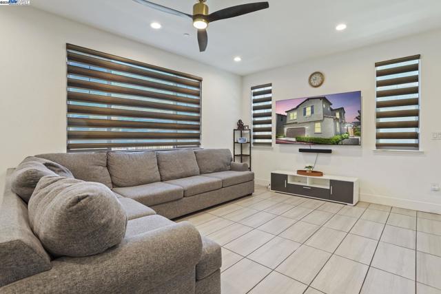 1205 S Ross Ct, Mountain House CA: https://media.crmls.org/mediaz/32e5b592-a19b-41d1-a2c2-98ad2e924f88.jpg