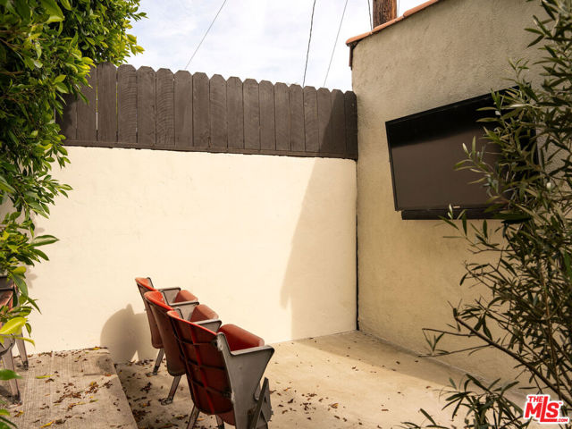 1444 S Sierra Bonita Avenue, Los Angeles CA: https://media.crmls.org/mediaz/32e5c4b2-83ca-4395-aa2c-752eeb9dfee4.jpg