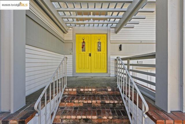 3459 Pinewood Dr, Hayward CA: https://media.crmls.org/mediaz/32e5d628-7c32-4503-a720-1435fc8cbc23.jpg