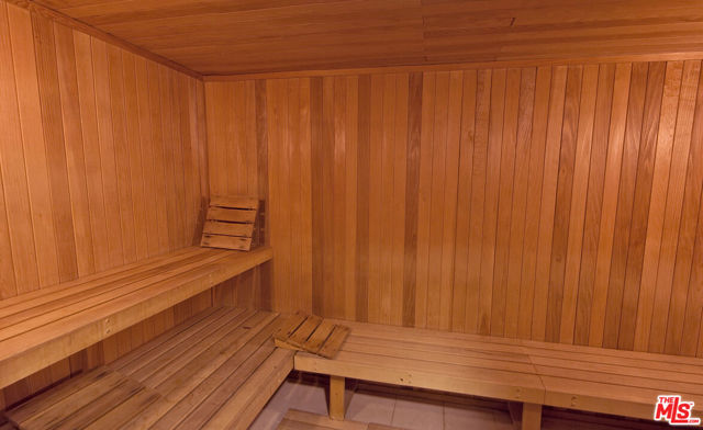 13700 Marina Pointe Drive, Venice CA: https://media.crmls.org/mediaz/32e6c228-3138-4029-8c8e-5421d8989366.jpg