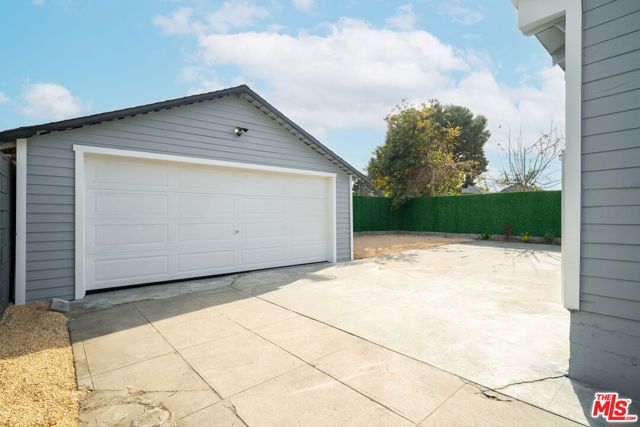 1050 W 48th Street, Los Angeles CA: https://media.crmls.org/mediaz/32e73190-d455-4b97-ba92-d17de3191c6d.jpg