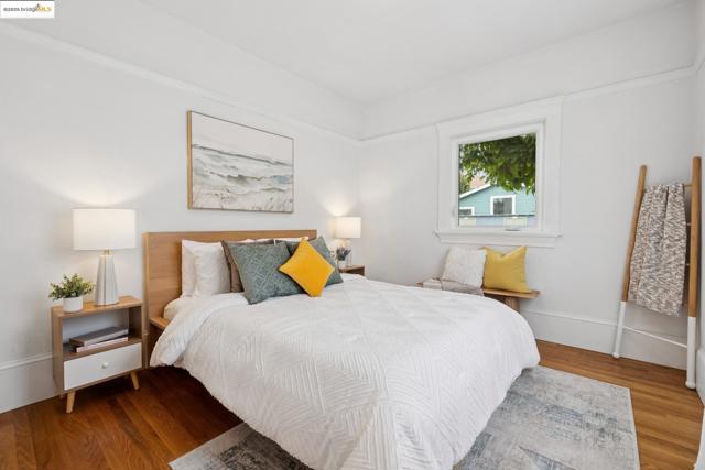 747 St, Oakland CA: https://media.crmls.org/mediaz/32e76fa2-ab31-465a-9280-6d8436083d0b.jpg
