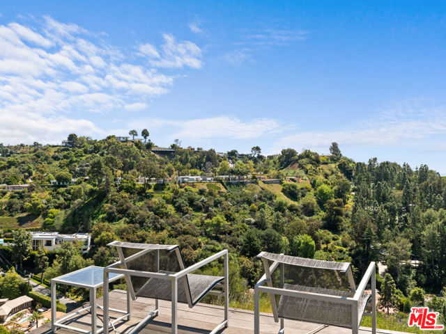 2207 Bowmont Drive, Beverly Hills CA: https://media.crmls.org/mediaz/32e7b431-7473-43d2-ae96-4289f1e15ddf.jpg