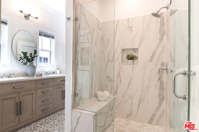 336 N Orange Drive, Los Angeles CA: https://media.crmls.org/mediaz/32e7de70-17ae-4a11-810e-a67119c79d84.jpg