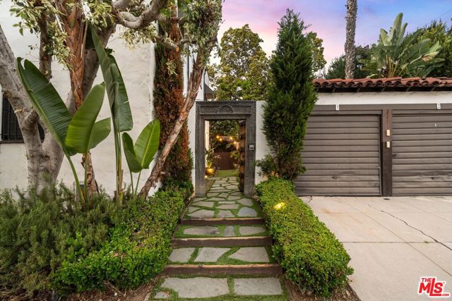 500 N Genesee Avenue, Los Angeles CA: https://media.crmls.org/mediaz/32e7eee6-f5b3-420f-b17c-bdfec6dc0d42.jpg