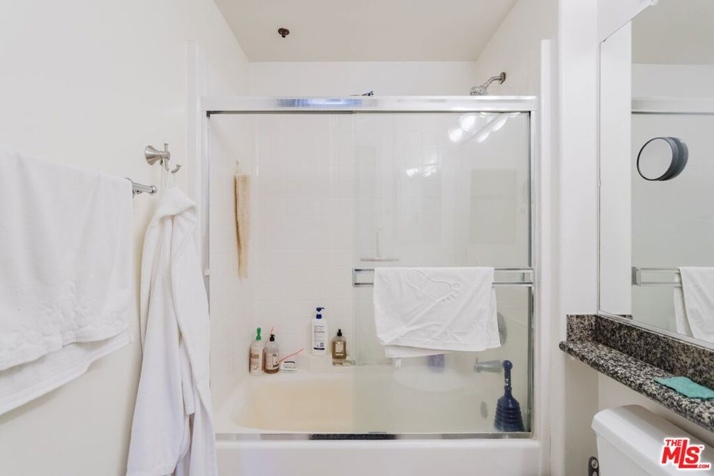 https://media.crmls.org/mediaz/32e8f069-1757-4786-94d7-7da1500495a5.jpg?preset=X-Large