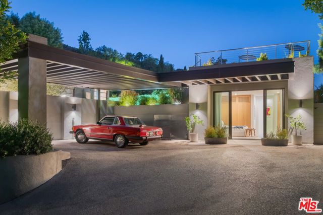 7640 Woodrow Wilson Drive, Los Angeles CA: https://media.crmls.org/mediaz/32e8f60e-0473-4027-a89a-a6cfc298a212.jpg