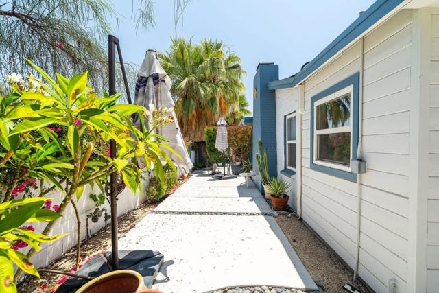 689 E Camino Parocela, Palm Springs CA: https://media.crmls.org/mediaz/32e915d6-e8c9-4631-afe2-893d4e0d2b3d.jpg